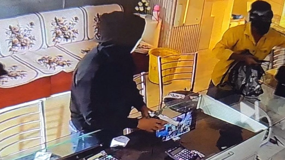 SP ऑफिस के पास सोने की दुकान में लूट..लोगों ने पीछा करके एक बदमाश को पकड़ा, दूसरा फरार