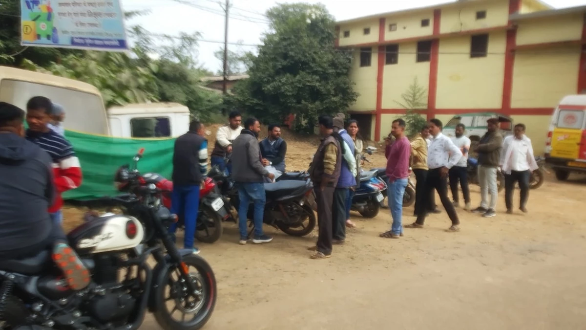 कटनी में अज्ञात वाहन की टक्कर से बाइक सवार बेटी और पति की मौत, पत्नी गंभीर घायल