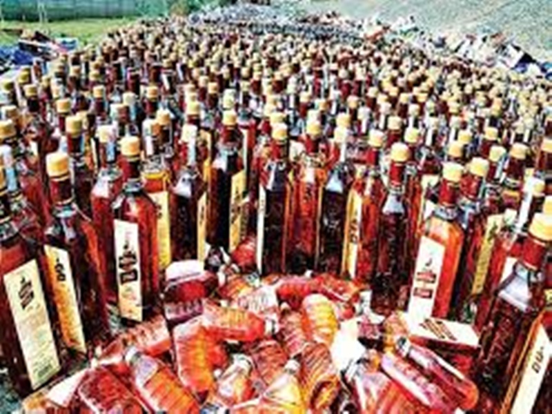 Gwalior Naidunia Sting: शराब सिंडिकेट: एमआरपी से महंगी शराब, 10 से 20 फीसद तक कालाबाजारी