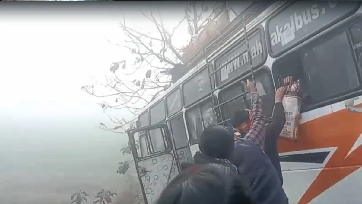 Chhatarpur जिले में कोहरे बना सड़क हादसों का कारण... बस सीधे पेड़ से टकराई, 11 लोगों घायल