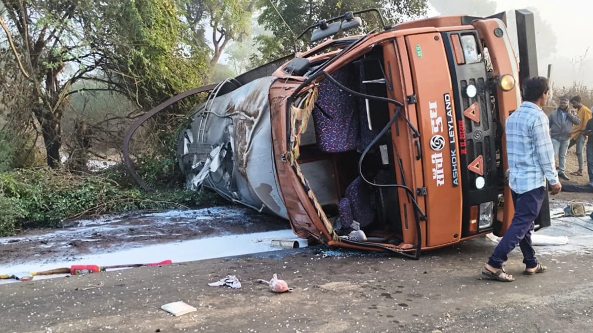 बड़वानी में कोहरे के चलते पलटा दूध से भरा टैंकर, हेल्पर की मौत, चालक गंभीर, इंदौर रैफर