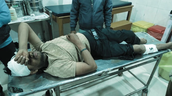 MP Crime: मुरैना में पूर्व पार्षद के बेटों ने युवक को खेत में पटककर लाठियों से पीटा, फिर पैर में मारी गोली