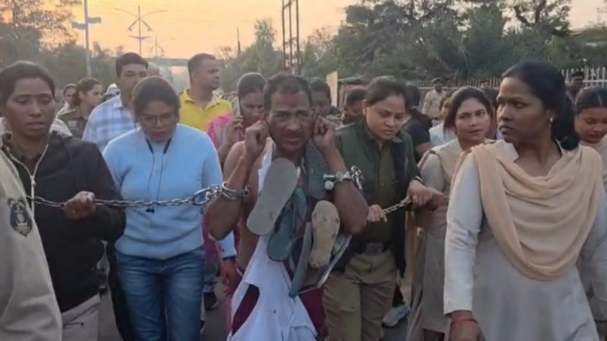 तमनार में महिला आरक्षक की वर्दी फाड़ने वाले को जूतें की माला और चूड़ियां पहनाकर निकाला जुलूस