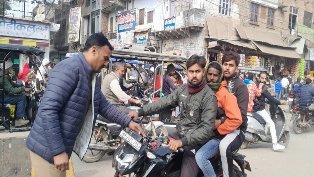 सर! शादी में मिली है गाड़ी,अभी कागज नहीं बने ',  ट्रैफिक पुलिस को चेकिंग के दौरान सुनने को मिला दिलचस्‍प बहाना