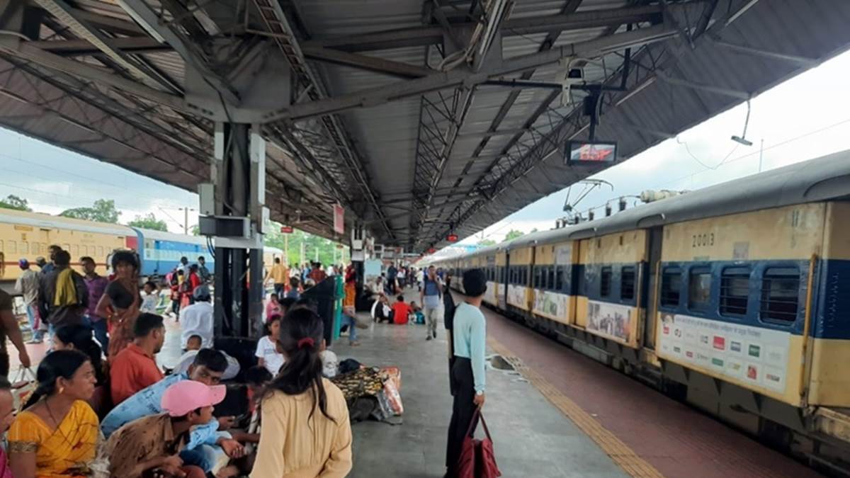 Bilaspur Railway News:  दोपहर में गर्मी का एहसास,यात्रियों को स्टेशन के पंखे चलने का इंतजार