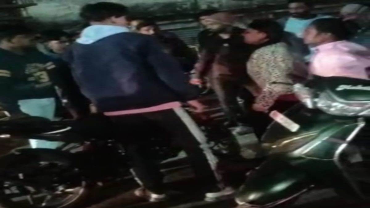 VIDEO Chhindwara News: बाइक से टकराई स्‍कूटी, युवतियों ने सरेराह मचाया हंगामा