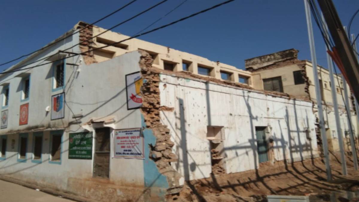 Gwalior CM Rise schools News: जगह की कमी से जूझ रहे सीएम राइज स्कूल पर चला निगम का हथौड़ा