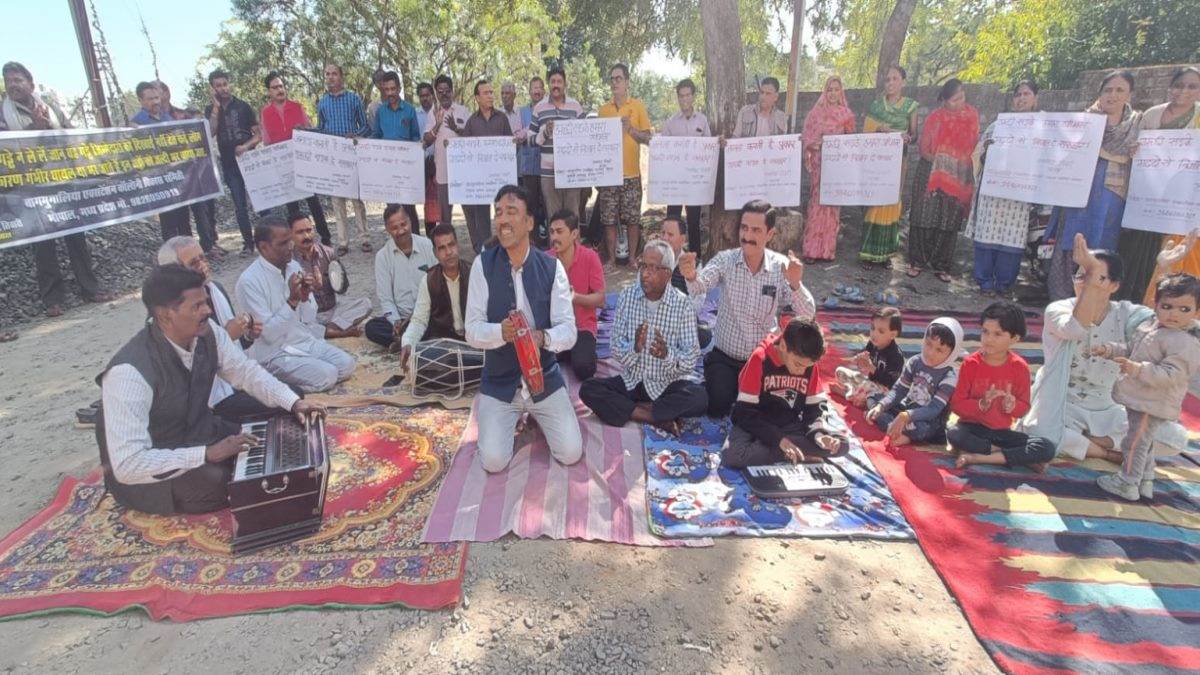 VIDEO Bhopal News: खराब सड़कों को लेकर रहवासियों ने अनूठेे ढंग से जताया विरोध, सड़क पर बैठकर गाई कव्वाली