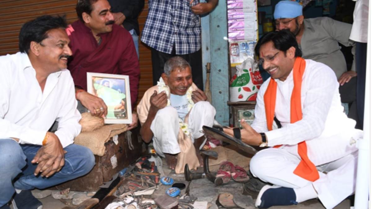Sant Ravidas Jayanti:  राज्यसभा सदस्य ने की चर्मकारों के जूते-चप्पलों की पालिश, तिलक लगाकर सम्मान किया