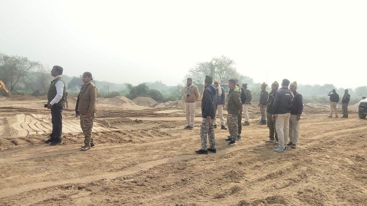 मुरैना में दूसरे दिन भी चला प्रशासन का बुलडोजर, तीन करोड़ की रेत मिट्टी में मिलाई