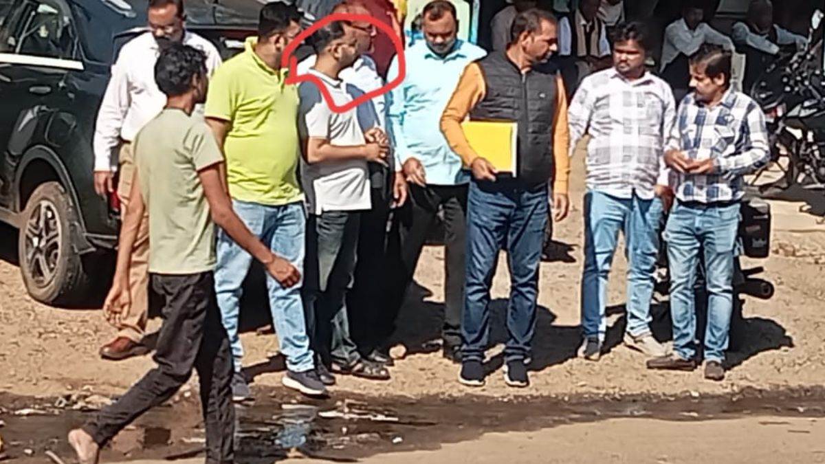 Dindori Crime: सेंट्रल बैंक का शाखा प्रबंधक 8 हजार की रिश्वत लेते पकड़ाया, पत्ती के सरकारी आवास पर भी छापा मार कार्रवाही