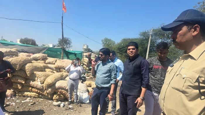 महू के कोदरिया में बिना अनुमति चल रहे आलू चिप्स कारखानों पर प्रशासन की कार्रवाई, तीन इकाइयां सील