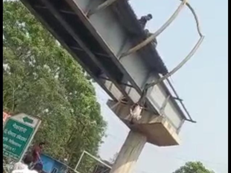 बड़ी खबरः रायपुर में सिरफिरा युवक स्‍काई वाक से कूदा, इलाज में लापरवाही बरतने का लगाया आरोप