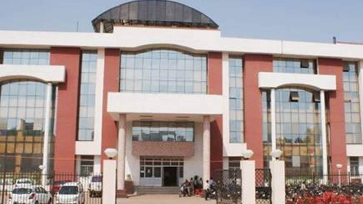 डेंटल कालेज में नहीं लग पा रहे दांत के कैप, 300 से अधिक की वेटिंग, इलाज के अभाव में लौट रहे मरीज