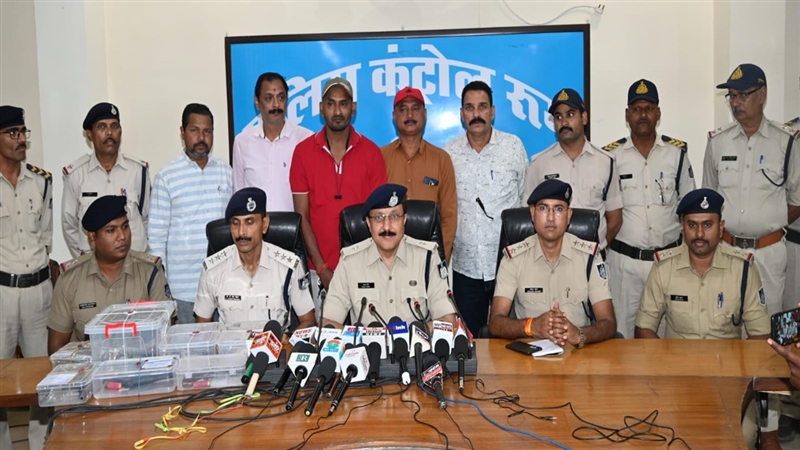 Jabalpur News : हथियारों के साथ पकड़े गए 10 बदमाश, 14 देसी कट्टे व एक पिस्टल जब्त