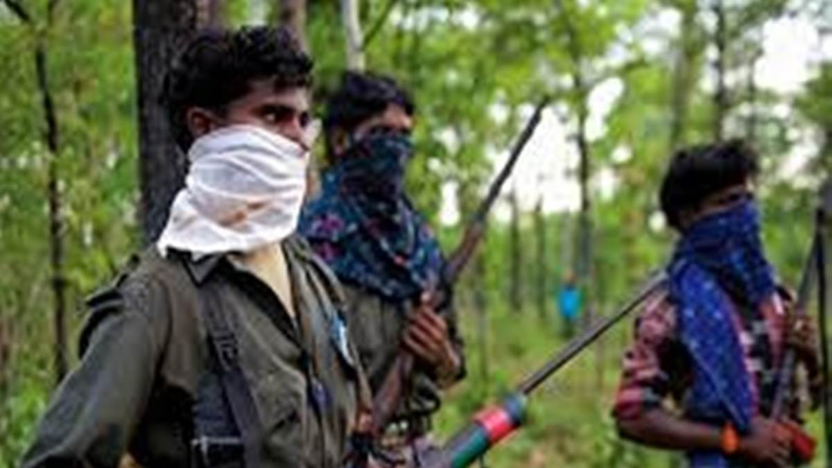 Rajnandgaon Naxal News: राजनांदगांव में नक्‍सलियों पुलिस मुखबिरी के शक में ग्रामीण की गला रेत कर की हत्‍या, मोबाइल टावर में लगाई आग