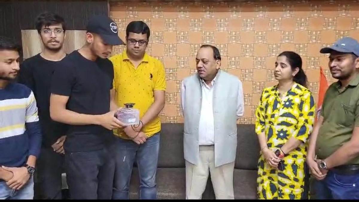 Indore News: इंदौर के एसजीएसआइटीएस के छात्रों ने तैयार की हेल्थ केयर डिवाइस, घर बैठे कर सकेंगे शरीर की जांच