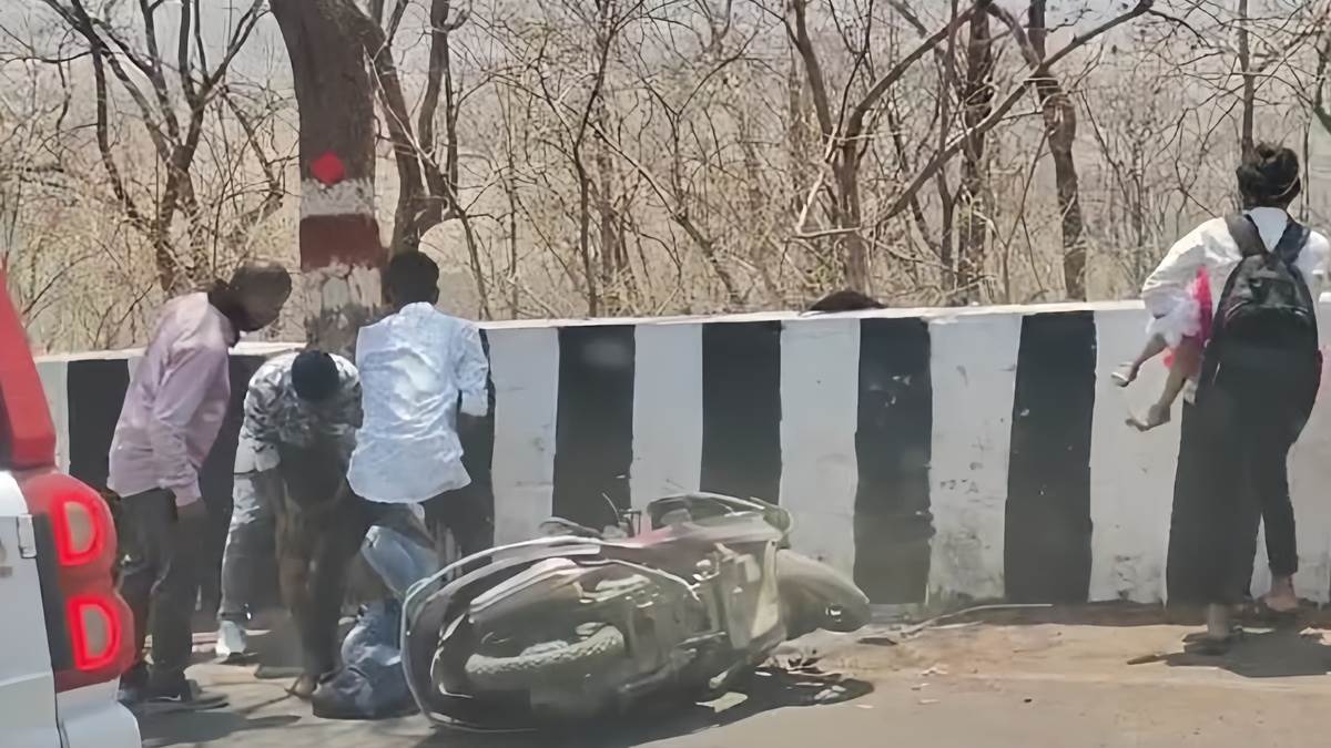 सलकनपुर की भैरव घाटी पर स्कूटी डिवाइडर से टकराई, पति की मौत, पत्नी घायल