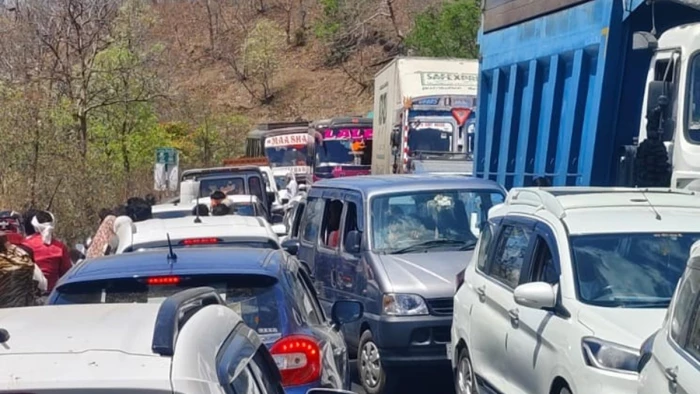इंदौर-खंडवा रोड पर भेरूघाट में लगा 8 किमी लंबा जाम, 10 घंटे तक फंसी रहीं गाड़‍ियां