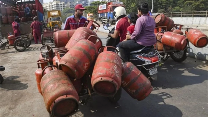बुकिंग के बाद SMS से मिलेगी सिलिंडर डिलीवरी की डेट, 3 महीने में PNG कनेक्शन न लेने वाले उपभोक्ताओं को नहीं दी जाएगी LPG