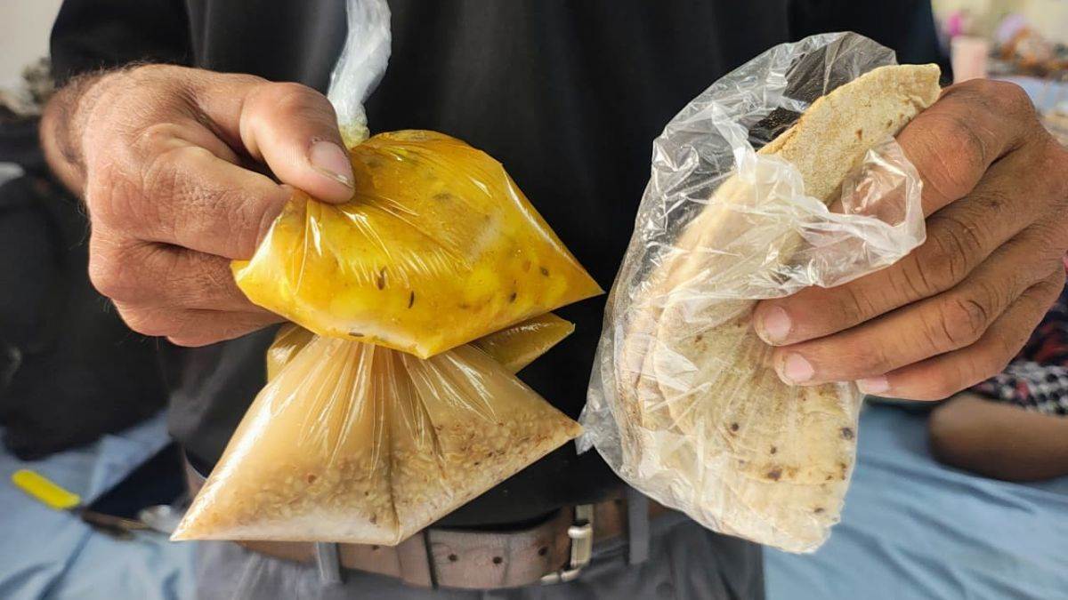 ग्वालियर के जया आरोग्य अस्पताल में मरीजों की सेहत से खिलवाड़, थाली की जगह प्रतिबंधित पॉलीथिन में परोसा जा रहा भोजन