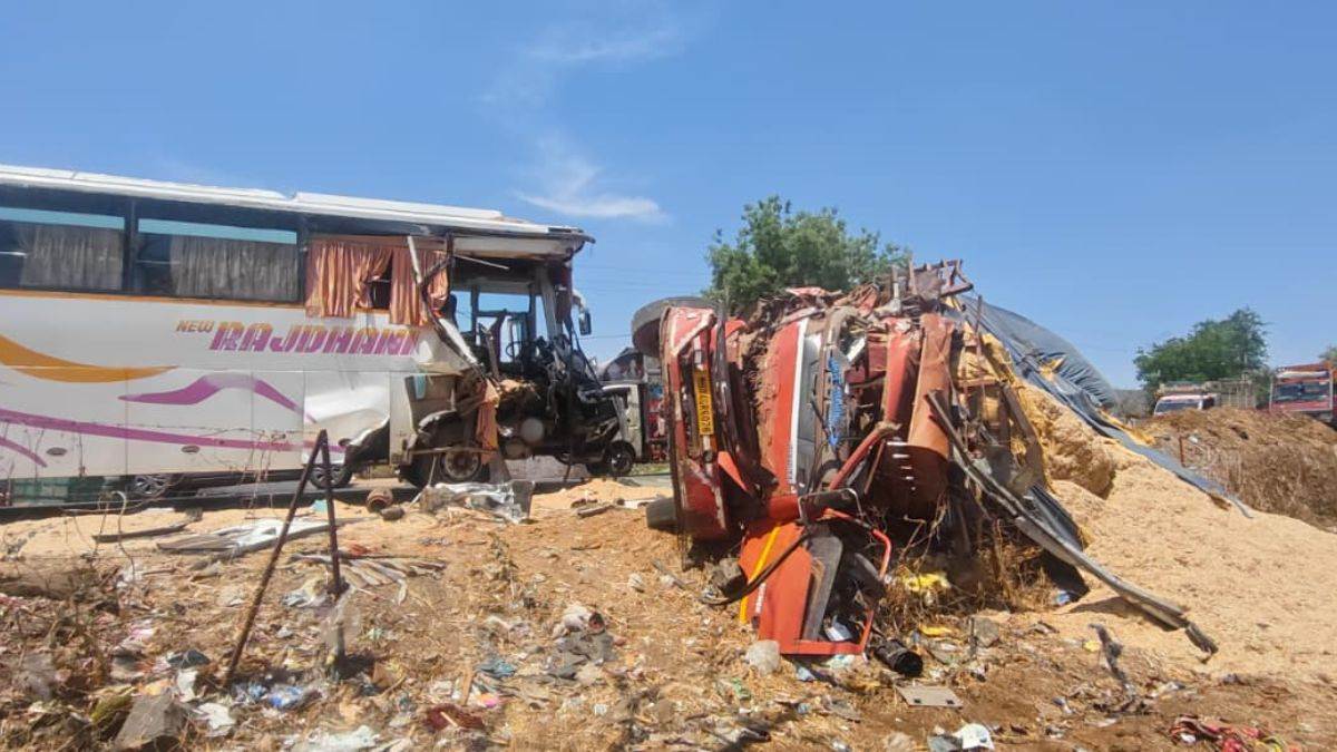 देवास के आष्टा-कन्नौद रोड पर भीषण हादसा, भूसे से भरे ट्रक और टूरिस्ट बस की टक्कर, 30 से ज्यादा यात्री घायल