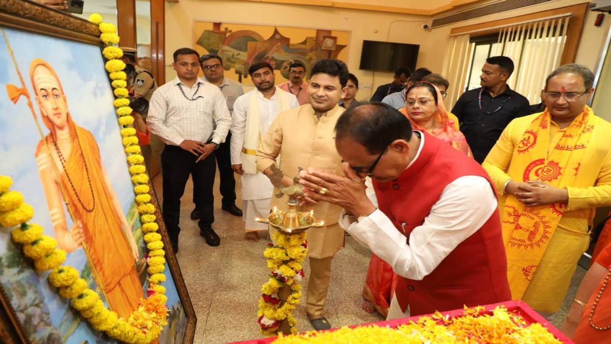 MP News Video: आदिगुरु शंकराचार्य की तपोभूमि ओंकारेश्वर में जल्द बनेगा  दिव्य अध्यात्म लोक : शिवराज सिंह चौहान - MP News Chief Minister Shivraj  Singh Chouhan planted a ...
