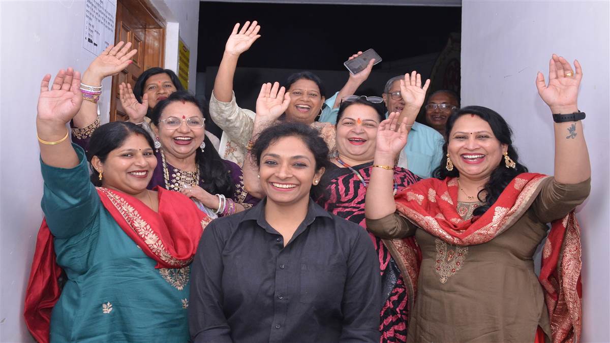 विश्‍व लाफ्टर डे आज, तनाव दूर करने का सबसे आसान उपाय हंसी, हंसने से हैप्पी हार्मोन्स हो जाते हैं सक्रिय