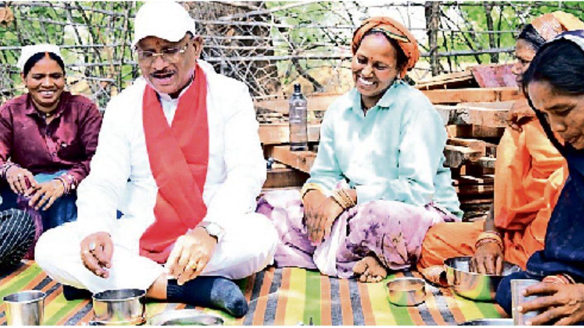 मुख्य मंत्री विष्णु देव साय ने कबीरधाम में चौपाल का शुभारंभ, श्रमिकों के साथ भोज से बढ़ी जनता का लगाव
