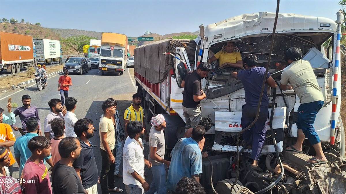 बड़वानी के बिजासन घाट में बड़ा सड़क हादसा, ट्रेलर चालक फंसा, लगा लंबा जाम