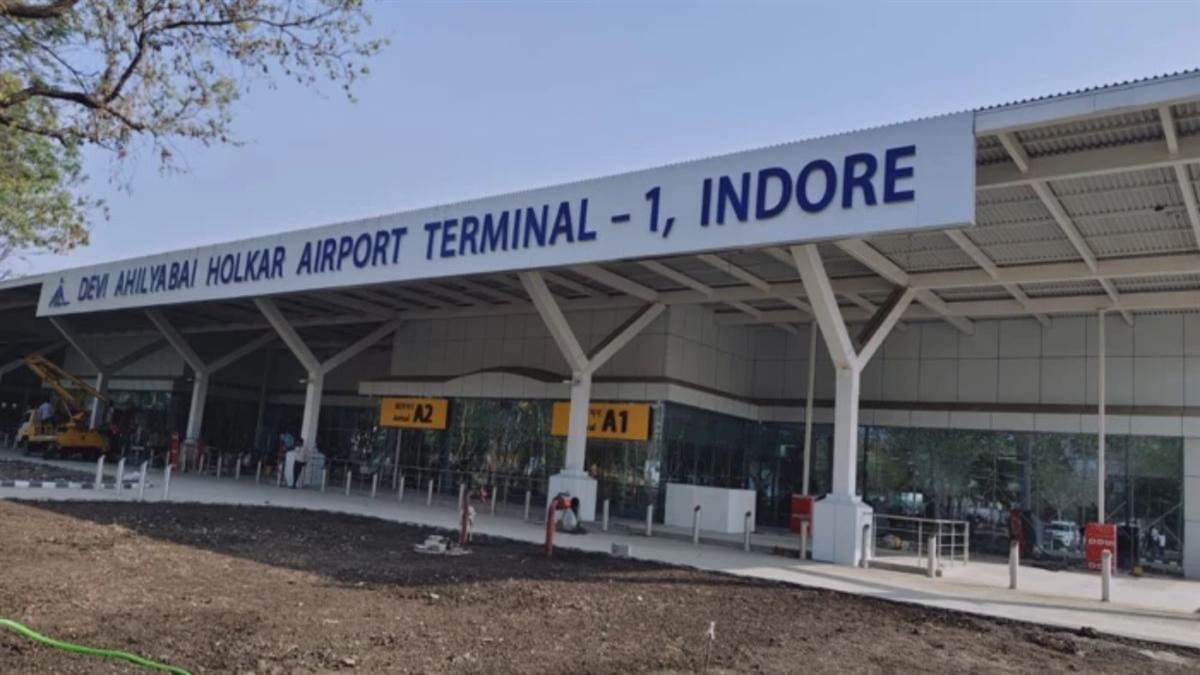 आसमान में बढ़े यात्री, कम उड़ान के बादजूद इंदौर एयरपोर्ट पर यात्रियों की बढ़ोतरी, चार माह में 14.96 लाख यात्रियों ने भरी उड़ान