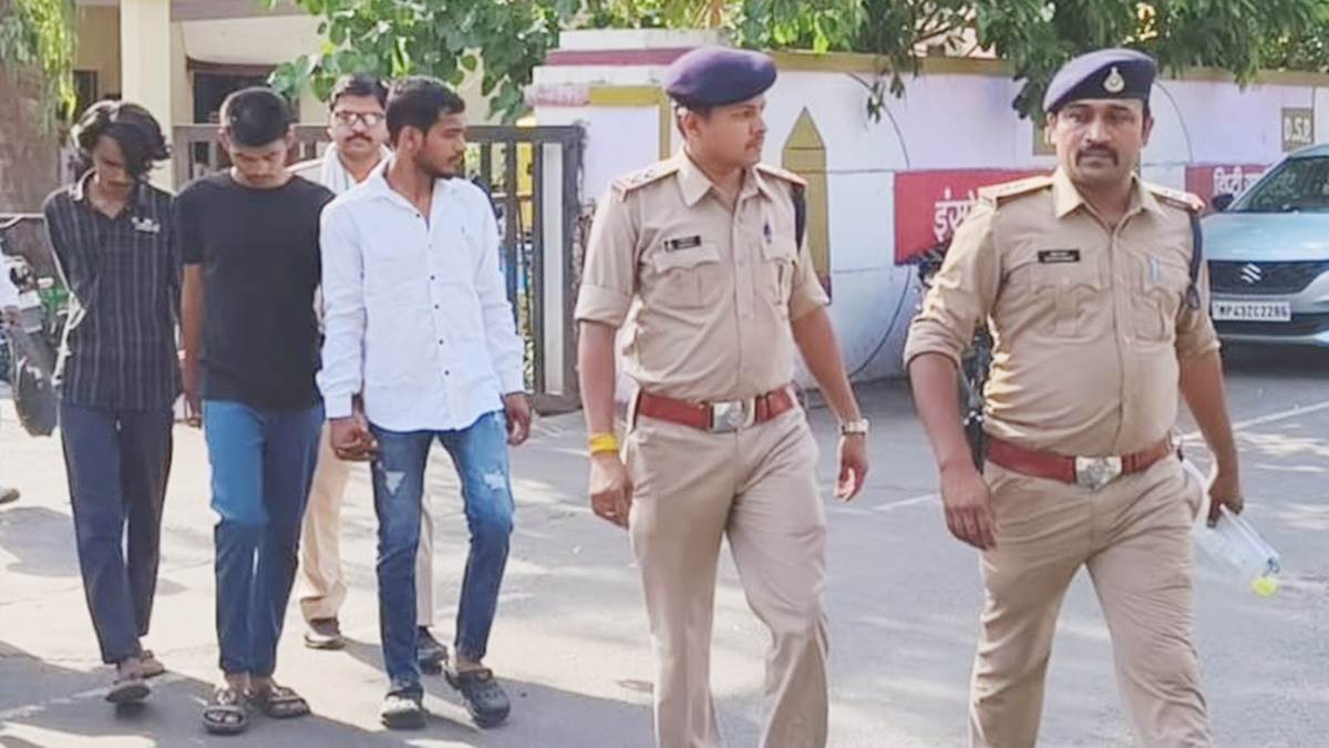 Ratlam Crime News: रेस्टोरेंट कर्मचारी पर हमले के तीन आरोपितों का जुलूस निकाला, थाने से कोर्ट तक ले गए पैदल