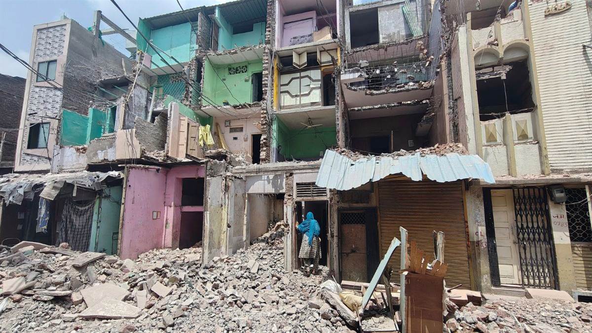 इंदौर: जिंसी में सेंटर लाइन में गड़बड़ी का आरोप, एक तरफ 15 फीट कट रहा मकान तो दूसरी तरफ सिर्फ डेढ फीट
