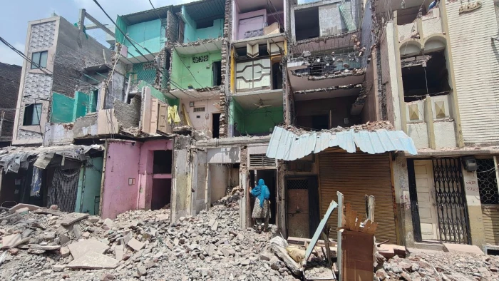 इंदौर: जिंसी में सेंटर लाइन में गड़बड़ी का आरोप, एक तरफ 15 फीट कट रहा मकान तो दूसरी तरफ सिर्फ डेढ फीट