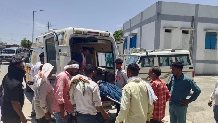 ट्रक पर सवार थे 140 बाराती, खंडवा जिले में पलटने से 100 से ज्यादा हुए घायल; 10 की हालत गंभीर