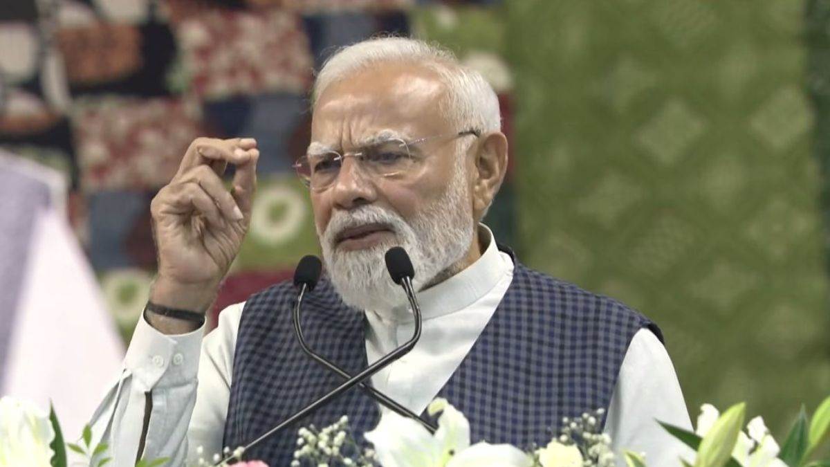 'अराजकता में अपने लिए अवसर देख रही कांग्रेस...', सूरत से पीएम मोदी का विपक्ष पर पलटवार, कहा- कर्नाटक में बदलना पड़ा सीएम