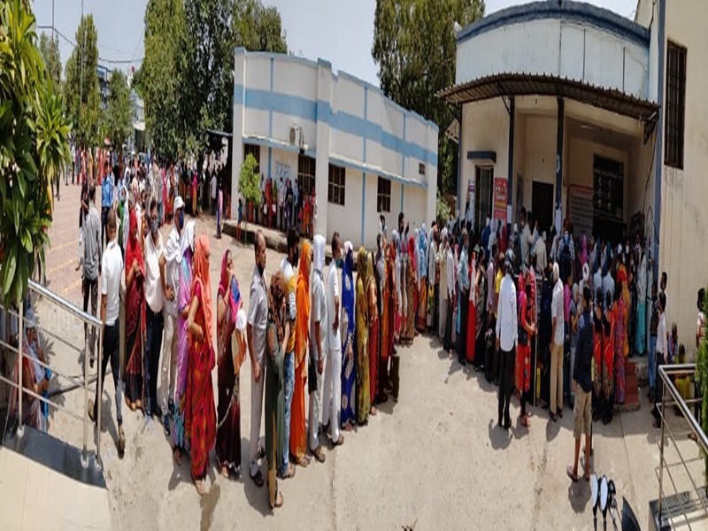 Gwalior Vaccination News People Standing In Long Queues Police Had To Be Called After The Vaccine Was Over At The Centers