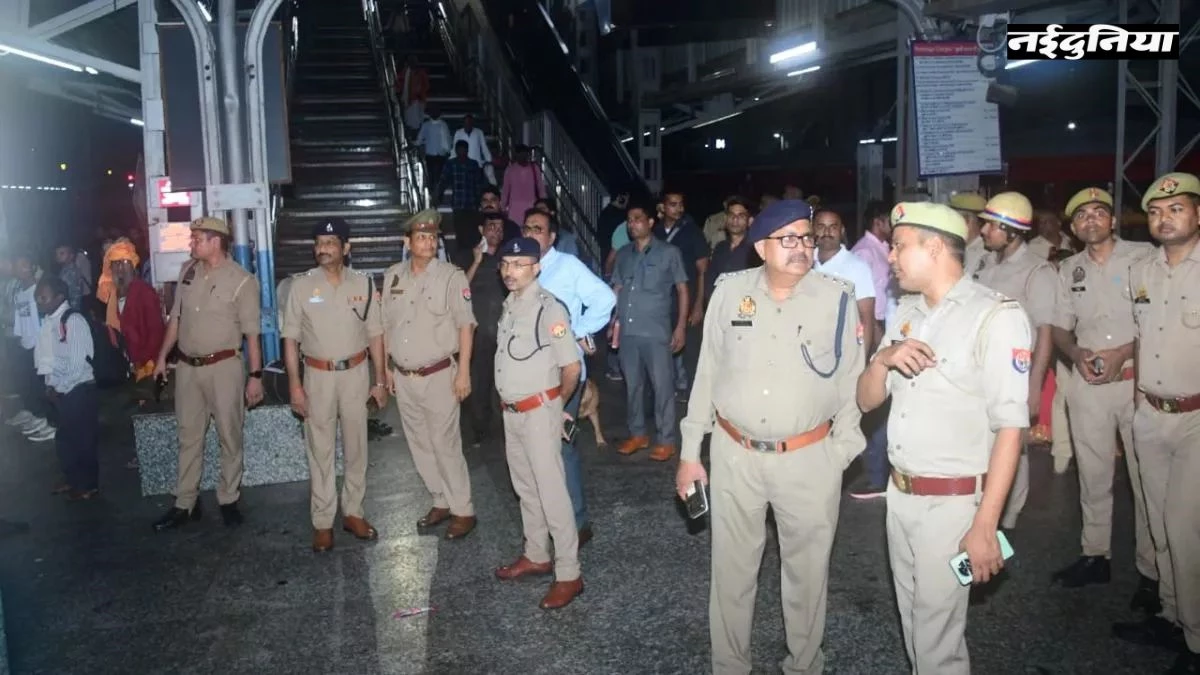 दिल्ली से दुर्ग जा रही छत्तीसगढ़ संपर्क क्रांति में बम की सूचना से मचा हड़कंप, झांसी में यात्रियों को उतारकर ली गई तलाशी