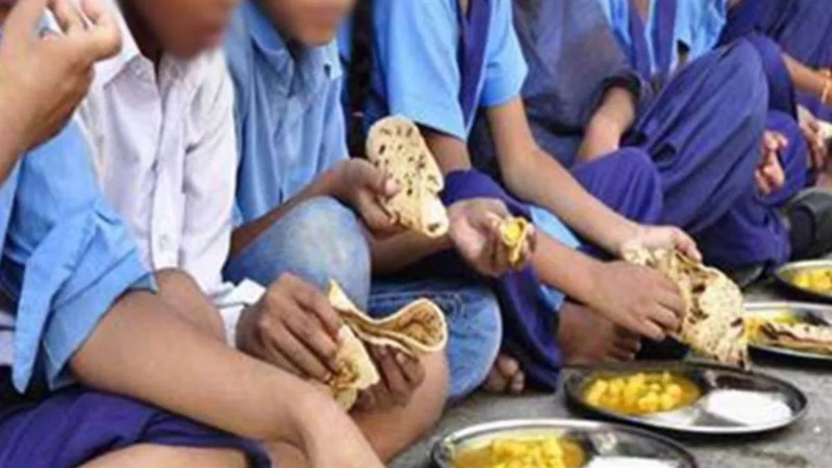 मिड डे मील में मिली छिपकली! खाना खाकर तीन बच्‍चों की तबीयत बिगड़ी, अस्‍पताल में भर्ती