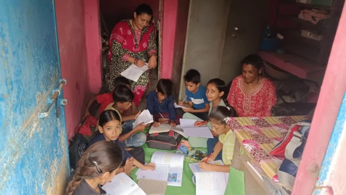 कहीं दीवारों में दरार, कहीं किचन बना क्लासरूम… भोपाल के 555 सरकारी स्कूल राम भरोसे, जर्जर छतों के नीचे बैठकर 'अग्निपरीक्षा' दे रहे बच्चे