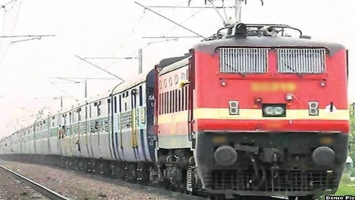 जबलपुर स्टेशन पर बिना G-9 कोच पहुंची गरीब रथ एक्सप्रेस, यात्रियों के हंगामे के बाद एक घंटे देरी से रवाना हुई