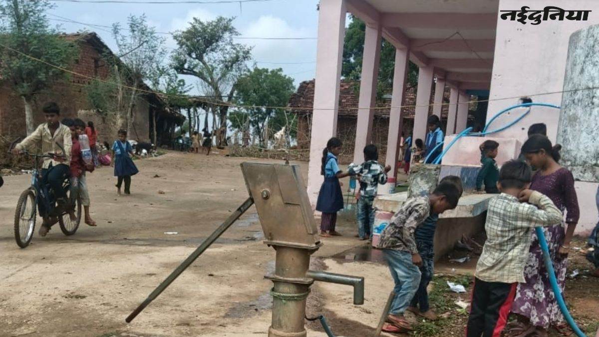 झाबुआ में सिस्टम लाचार, बच्चे बेहाल... बूंद-बूंद पानी को तरस रहे 180 छात्र, 3 महीने से बंद है स्कूल का हैंडपंप