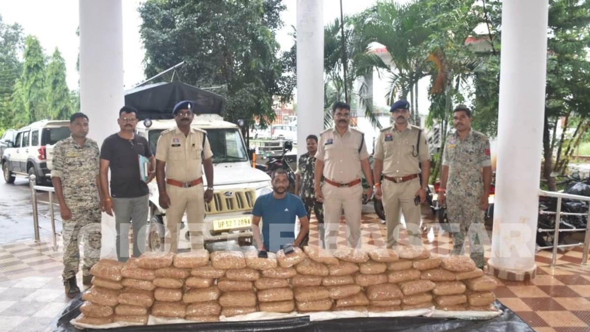 बस्तर में ₹1.07 करोड़ का गांजा जब्त, ओडिशा से यूपी जा रही पिकअप से 214 किलो माल बरामद; गोरखपुर का तस्कर गिरफ्तार