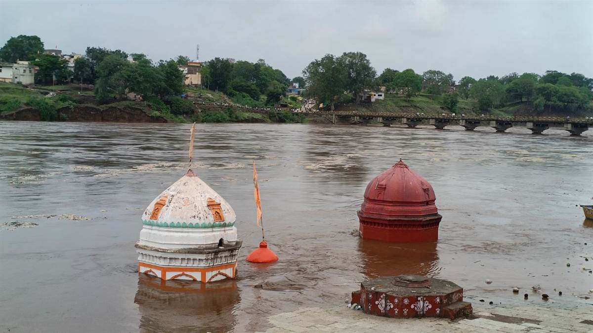 बुरहानपुर में बारिश की दो दिन से चल रही झड़ी के बाद ताप्ती नदी का जलस्तर खतरे के निशान तक पहुंचा