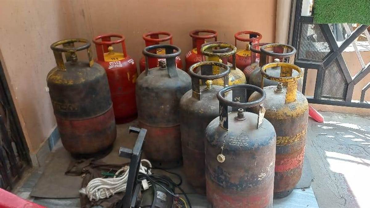 Indore: रिहायशी क्षेत्र में घरेलू गैस सिलेंडर से की जा रही थी कमर्शियल अवैध रिफिलिंग, 14 सिलेंडर जब्‍त