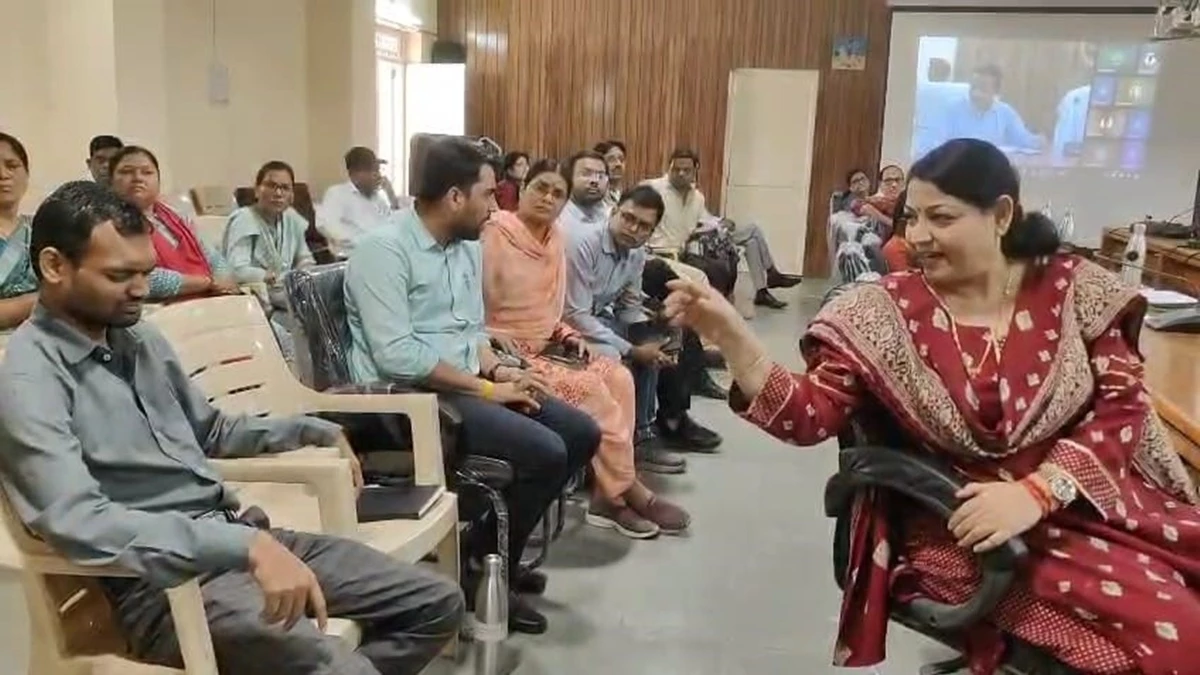 MP News: दिव्यांग कर्मचारी ने अधिकारियों के सामने खुद पर पेट्रोल डाला, अधिकारी सकते में आ गए