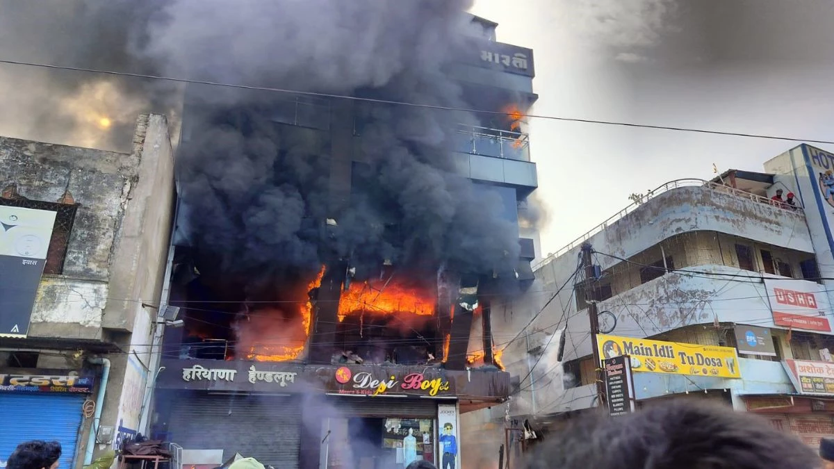 शहडोल के न्यू गांधी चौक पर तीन मंजिला बिल्डिंग में लगी भीषण आग, आसमान में उठा धुएं का अंबार, मची अफरा-तफरी