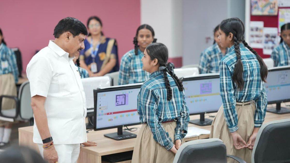 MP में खुलेंगे 750 नए मॉडल स्कूल! तस्वीरों में देखें भोपाल के सांदीपनि विद्यालय पहुंचे CM मोहन यादव का 'शिक्षक' अवतार