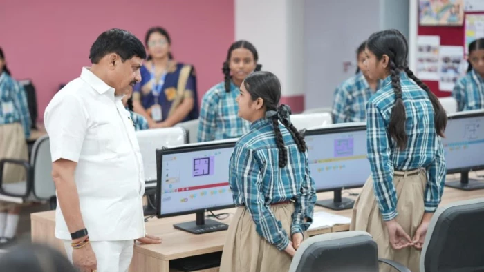 MP में खुलेंगे 750 नए मॉडल स्कूल! तस्वीरों में देखें भोपाल के सांदीपनि विद्यालय पहुंचे CM मोहन यादव का 'शिक्षक' अवतार