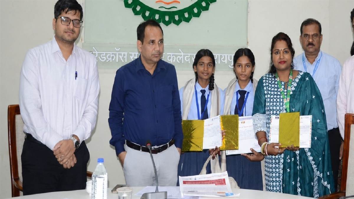 ब्रिक्स 2026: सैटेलाइट इमेजरी और मोबाइल मैपिंग की मदद से रायपुर की छात्राओं ने तैयार किया स्पंज सिटी मॉडल